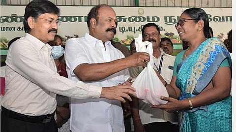 தமிழகத்தில் உள்ள 35 ஆயிரம் ரேஷன் கடைகளில் தக்காளி விற்க நடவடிக்கை - அமைச்சர் கே.ஆர்.பெரியகருப்பன் தகவல்