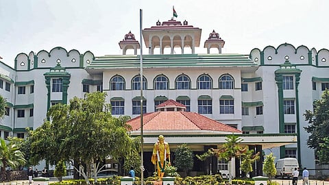 வழிப்பறி வழக்கில் நீக்கம்: பெண் காவல் ஆய்வாளரை மீண்டும் பணியில் சேர்க்க உயர் நீதிமன்றம் மறுப்பு