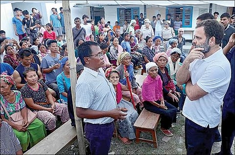 மணிப்பூர் கலவரத்தால் சுராசந்த்பூர் நகரின் நிவாரண முகாமில் தங்க வைக்கப்பட்டிருக்கும் மக்களை காங்கிரஸ் மூத்த தலைவர் ராகுல் நேற்று சந்தித்து ஆறுதல் கூறினார். படம்: பிடிஐ