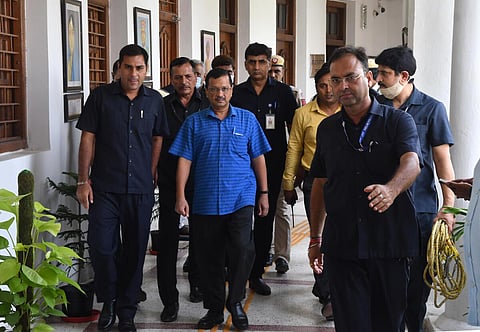 உயர் அதிகாரிகளை இடமாற்றும் அதிகாரம் - டெல்லி ஆம் ஆத்மி அரசு உச்ச நீதிமன்றத்தில் வழக்கு