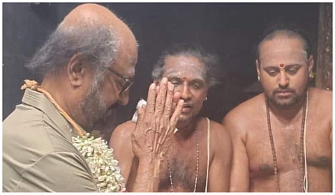 திருவண்ணாமலை அண்ணாமலையார் கோயிலில் அம்மன் கருவறை முன்பு நடிகர் ரஜினிகாந்த் தரிசனம் செய்யும் புகைப்படம்