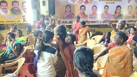 காரைக்குடி ஐந்துவிளக்கில் நடைபெற்ற திமுக மகளிரணி பொதுக்கூட்டத்தில் பக்தி பாடலுக்கு சாமியாடிய பெண்கள்.