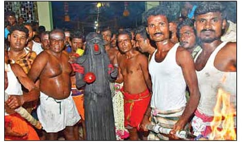 சிங்கம்புணரியில் நடைபெற்ற கழுவன் விரட்டும் விழாவில் பங்கேற்றோர்.