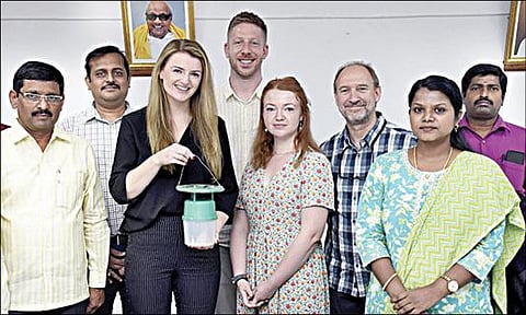 மக்காச்சோளத்தில் சென்சார் தொழில்நுட்ப உதவியுடன் படைப்புழுவை  கண்காணித்து வருவது தொடர்பாக புதுக்கோட்டை ஆட்சியர் மெர்சி ரம்யாவுடன் ஆலோசனை மேற்கொண்ட விஞ்ஞானிகள்.﻿﻿