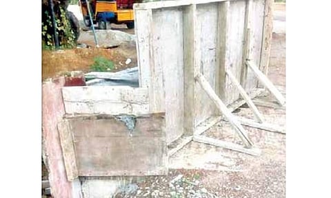 விறுவிறுப்பாக நடைபெற்று வரும் பக்கவாட்டு சுவர் அமைக்கும் பணிகள்.