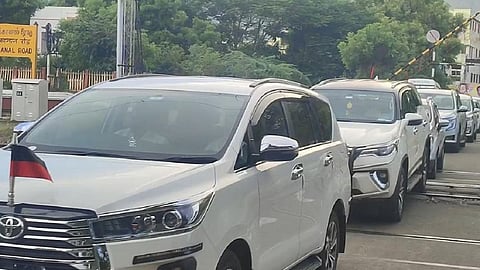 கொடைரோடு | கேட்டை அடைக்க விடாமல் தண்டவாளத்தை கடந்தனரா திமுகவினர்?