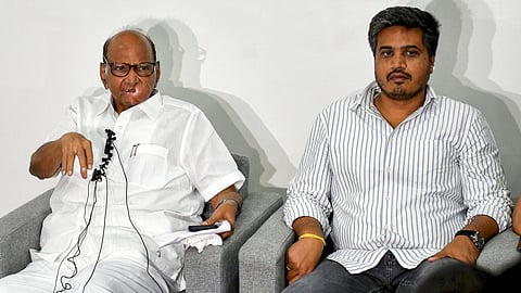 எம்.எல்.ஏ ரோகித் பவார் உடன் பத்திரிகையாளர்களை சந்தித்த சரத் பவார்