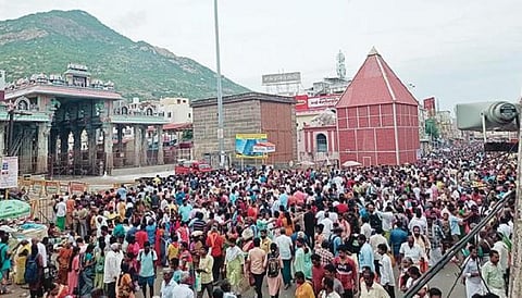 திருவண்ணாமலையில் ஆனி மாத பவுர்ணமியையொட்டி நேற்று கிரிவலம் சென்ற பக்தர்கள்.