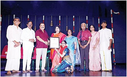 கண்களில் கருணை; கால்களில் உறுதி