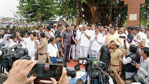 மகாராஷ்டிரா மாநிலம் காரத்தில் தனது ஆதரவாளர்களிடம் பேசும் தேசியவாத காங்கிரஸ் தலைவர் சரத் பவார்.