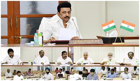 சென்னை தலைமைச் செயலகத்தில் நடந்த ஆய்வுக்கூட்டத்தில் அதிகாரிகளிடம் உரையாற்றும்  முதல்வர் ஸ்டாலின்