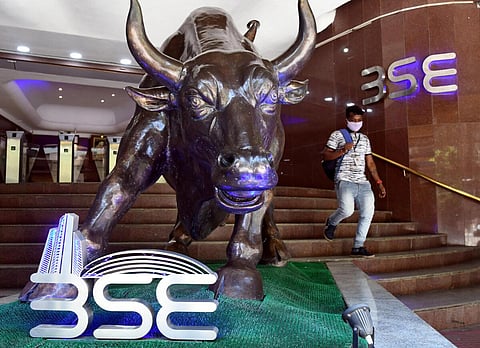 வரலாற்றுச் சிறப்புமிக்க உச்சத்தில் பங்குச்சந்தை: சென்செக்ஸ் 65,000, நிஃப்டி 19,000+