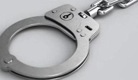 சென்னை | மது போதையில் போலீஸாரிடம் தகராறு செய்த வழக்கறிஞர் கைது: தலைமறைவாக உள்ள 3 பேரை பிடிக்க தனிப்படை