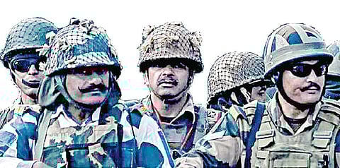 எல்லைப் பாதுகாப்புப் படை வீரர்களின் குழந்தைகள் உயர்கல்விக்கு உதவும் முன்னாள் அரசு பள்ளி ஆசிரியை