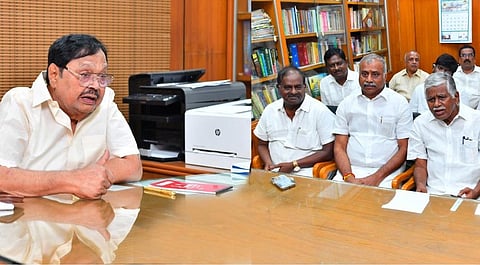 தமிழ்நாடு கல்குவாரி மற்றும் கிரஷர் உரிமையாளர்கள் சங்கத்தினர், அமைச்சர் துரைமுருகனுடன் பேச்சுவார்த்தை நடத்தினர்.