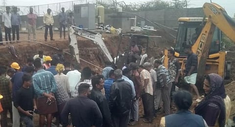 மீட்புப் பணியில் ஈடுபட்ட தீயணைப்புத்துறையினர் | படங்கள்: ஜெ.மனோகர்