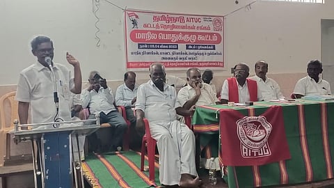 தருமபுரி மாவட்டம் ஒகேனக்கல்லில் நடந்த ஏஐடியுசி கட்டிட தொழிலாளர் சங்க மாநிலக் குழு கூட்டத்தில் சங்கத்தின் மாநில பொதுச் செயலாளர் ராதாகிருஷ்ணன் பேசினார். அடுத்த படம், கூட்டத்தில் பங்கேற்ற பிரதிநிதிகள்