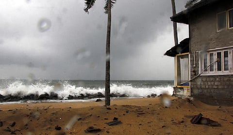 65 கி.மீ. வேகத்தில் சுழல் காற்று வீசுவதால் ராமநாதபுரம் மீனவர்கள் கடலுக்கு செல்ல தடை