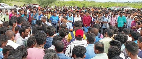 ஆட்கள் தேர்வு குறித்து சமூக வலைதளங்களில் பரவிய போலி தகவலைத் தொடர்ந்து, போச்சம்பள்ளி அருகே காலணி தயாரிப்பு தனியார் நிறுவனத்தின் முன்பு நேற்று திரண்ட இளைஞர்கள்.