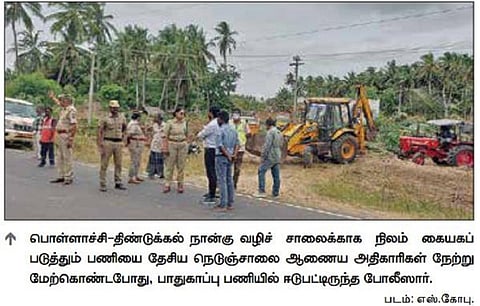 பொள்ளாச்சி - திண்டுக்கல் நான்கு வழிச் சாலைக்காக போலீஸ் பாதுகாப்புடன் தென்னை மரங்களை வெட்டியும், வீடுகளை இடித்தும் அகற்றம்