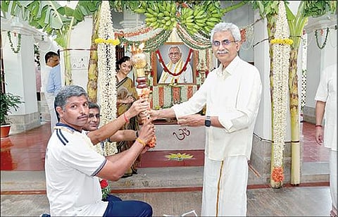 ராஜபாளையத்தில் மறைந்த ராம்கோ சேர்மன் பிஆர்ஆர் பிறந்த நாள் நினைவு ஜோதி ஓட்டத்தை ராம்கோ சேர்மன் பி.ஆர்.வெங்கட்ராம ராஜா தொடங்கி வைத்தார்.