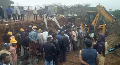 கோவையில் தனியார் கல்லூரியில் சரிந்து விழுந்த சுற்றுச்சுவருக்கு அடியில் சிக்கியவர்களை மீட்கும் பணியில் ஈடுபட்ட தீயணைப்புத் துறையினர், பொதுமக்கள்