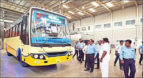 புதுக்கோட்டை மாவட்டம் விராலிமலையில் உள்ள தனியார் பேருந்து கூண்டு கட்டும் நிறுவனத்தில் நவீன தொழில்நுட்பத்தில் புதுப்பிக்கப்பட்ட பழைய அரசுப் பேருந்தை பார்வையிடும் அமைச்சர் சிவசங்கர்.