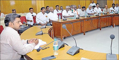 போக்குவரத்துக் கழகங்களில் ஒப்பந்த அடிப்படையில் ஊழியர்களை நியமிப்பதற்கு எதிர்ப்பு தெரிவித்து, அனைத்து தொழிற்சங்கங்கள் அளித்த வேலைநிறுத்த நோட்டீஸ் தொடர்பான பேச்சுவார்த்தை, தொழிலாளர் துறை தனித் துணை ஆணையர் ரமேஷ் தலைமையில் சென்னையில் நேற்று நடைபெற்றது.படம்: ம.பிரபு