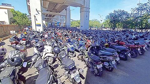 ஆலந்தூர் மெட்ரோ டூவீலர் பார்க்கிங் இடநெருக்கடி: பயணிகள்- ஊழியர்கள் இடையே மோதல் அபாயம்