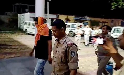 பிரவேஷ் சுக்லாவை கைது செய்து அழைத்துச் செல்லும் போலீஸார்