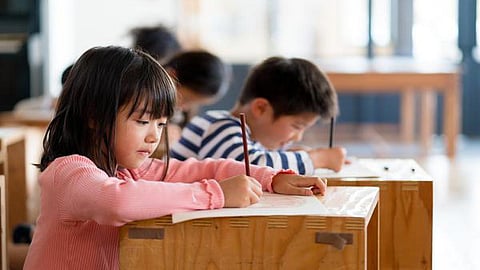 ஜப்பான் மக்கள்தொகை பிரச்சினை | குழந்தைகள் உள்ள குடும்பங்கள் 1 கோடிக்கும் கீழாக சரிவு