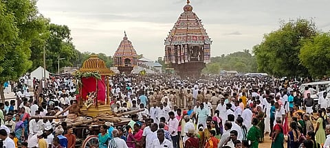 சாக்கோட்டையில் வீரசேகர உமையாம்பிகை கோயில் ஆனித் தேரோட்டத்தில் பங்கேற்ற பக்தர்கள்.