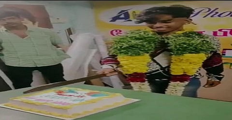மதுரையில் பட்டாக் கத்தியால் கேக் வெட்டி பிறந்தநாள் கொண்டாடிய இளைஞர் கைது