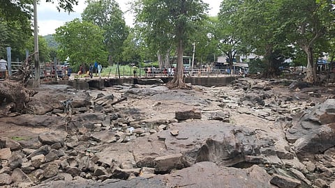 தருமபுரி மாவட்டம் ஒகேனக்கல் பிரதான அருவியில் குறைந்த அளவில் விழும் தண்ணீரில் குளிக்கும் குறைவான சுற்றுலா பயணிகள். அடுத்த படம், ஒகேனக்கல் பிரதான அருவிக்கு செல்லும்  நடைபாதையில் நடமாடிய குறைந்த அளவிலான சுற்றுலா பயணிகள்