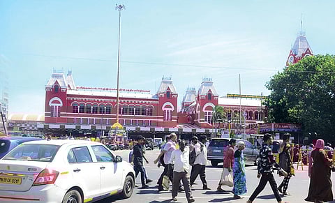 விதிகளை மீறி சாலையை கடக்கும் பாதசாரிகள்.  படம்:  எஸ்.சத்தியசீலன்