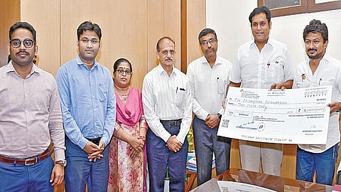 சிப்காட் நிறுவனம், நிறுவன சமூக பொறுப்புடைமை செயல்பாடுகளின் (சிஎஸ்ஆர்) நிதியின் கீழ் ரூ.2 கோடிக்கான காசோலையை விளையாட்டு மேம்பாட்டுத் துறை அமைச்சர் உதயநிதி ஸ்டாலினிடம் தொழில், முதலீட்டு ஊக்குவிப்பு மற்றும் வர்த்தகத் துறை அமைச்சர் டி.ஆர்.பி.ராஜா வழங்கினார்.