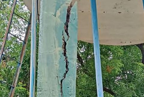 பொ.மல்லாபுரம் பேரூராட்சியில் அரசுப் பள்ளி அருகே மேல்நிலை நீர்த்தேக்கத் தொட்டியால் ஆபத்து