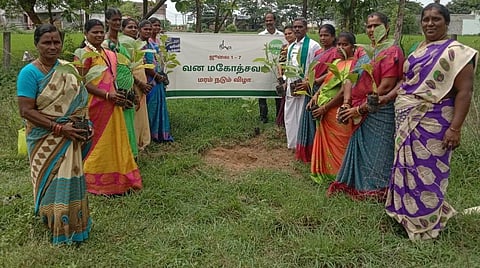 வன மகோத்சவத்தை முன்னிட்டு வழங்கப்பட்ட மரக்கன்றுகளுடன் விவசாயிகள்