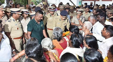 தற்கொலை செய்துகொண்ட கோவை டிஐஜி விஜயகுமாரின் உடலுக்கு காவல் துறை டிஜிபி சங்கர் ஜிவால் உள்ளிட்ட அதிகாரிகள் அஞ்சலி செலுத்தினர்.