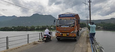 மேட்டூர் காவிரி பாலத்தில் விதிமீறிச் சென்ற கனரக வாகனம்.