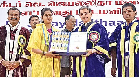 தமிழ்நாடு டாக்டர் ஜெ.ஜெயலலிதா மீன்வளப் பல்கலைக்கழகத்தின் பட்டமளிப்பு விழாவில் 14 பதக்கங்களுடன் முதலிடம் பிடித்த நாகப்பட்டினம் மீனவ சமூகத்தைச் சேர்ந்த மாணவி ஐஸ்வர்யாவுக்கு ஆளுநர் ஆர்.என்.ரவி பட்டம் வழங்கினார். உடன் மத்திய இணை அமைச்சர் எல்.முருகன், தமிழக மீன்வளத் துறை அமைச்சர் அனிதாஆர்.ராதாகிருஷ்ணன், துறை செயலர் ஏ.மங்கத்ராம் சர்மா, பல்கலை. துணைவேந்தர் கோ.சுகுமார். படம்: ம.பிரபு