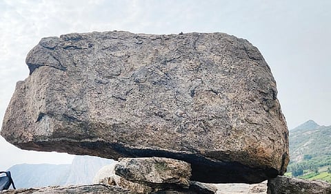 ஐகுந்தம் மஜீத் கொல்லஅள்ளி மலைமீது இறந்தவர்கள் நினைவாக வைக்கப்பட்டுள்ள தூக்கிவச்சான் கல்.