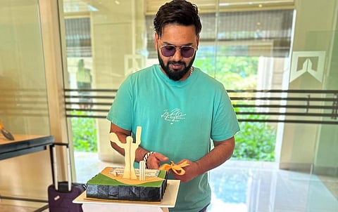 தோனி பிறந்த நாளுக்கு கேக் வெட்டிய ரிஷப் பந்த்