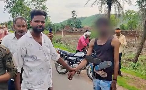 மத்திய பிரதேசத்தில் தலித் இளைஞர்களை மலம் திண்ண வற்புறுத்திய 7 பேர் கைது