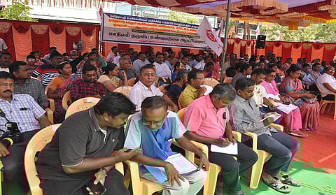 மதுரை பழங்காநத்தத்தில் பொதுப்பாடத் திட்ட முறையை திரும்பப் பெறக் கோரி நடந்த உண்ணாவிரதத்தில் பங்கேற்றோர் | படம்: எஸ்.கிருஷ்ணமூர்த்தி.