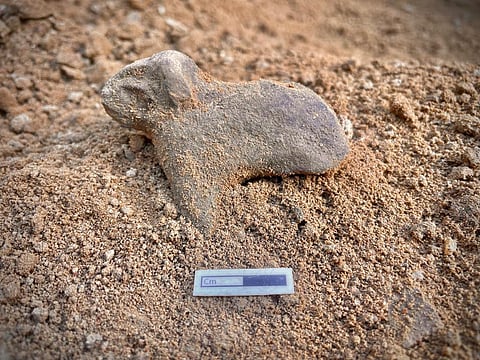 கீழடி அகழாய்வில் கண்டறியப்பட்ட அழகிய வேலைப்பாடுகளுடன் கூடிய சூடுமண்ணால் செய்யப்பட்ட காளை உருவம்.