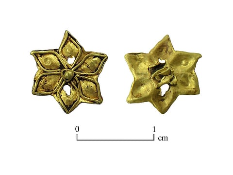 புதுக்கோட்டை மாவட்டம் பொற்பனைக்கோட்டை அகழாய்வில் கிடைத்த அணிகலன்.