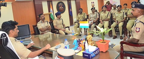 கோவை மாநகர காவல் ஆணையர் அலுவலக வளாகத்தில் நடந்த ஆலோசனைக் கூட்டத்தில் கலந்து கொண்ட கூடுதல் டிஜிபி அருண். ஆணையர் வே.பாலகிருஷ்ணன் உள்ளிட்டோர்.   படம் : ஜெ.மனோகரன்.