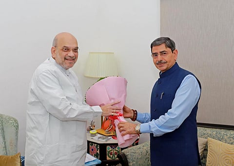 டெல்லியில் உள்துறை அமைச்சர் அமித் ஷாவை நேற்று சந்தித்த  தமிழக ஆளுநர் ஆர்.என்.ரவி.