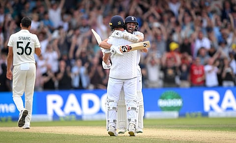 வெற்றியை கொண்டாடும் இங்கிலாந்து வீரர்கள்